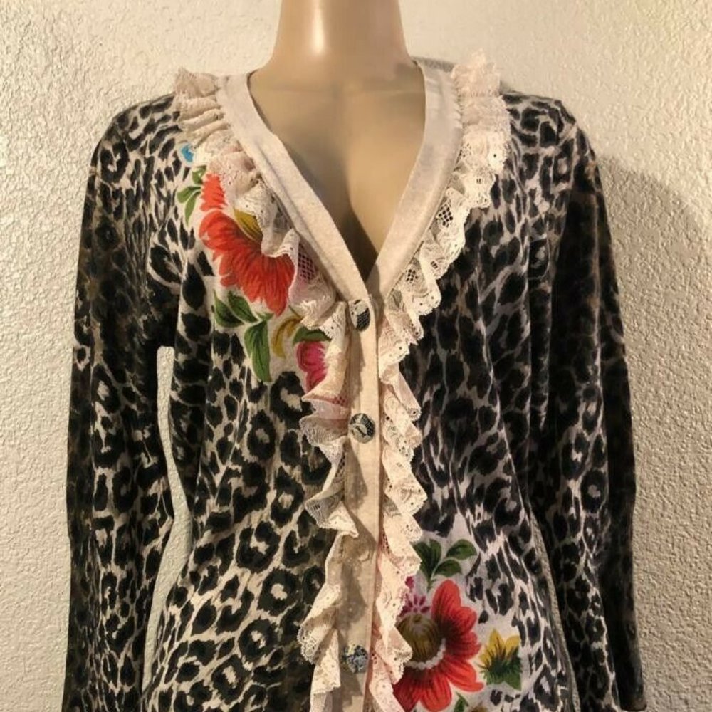 Charlotte V neck buttons Women Sz L Blouse Long Sleeve Animal/Floral pattern